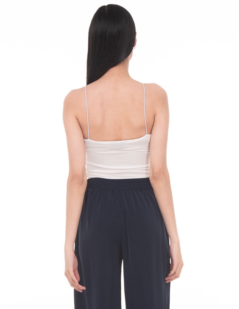 Top cuello redondo escote medio tirante delgado