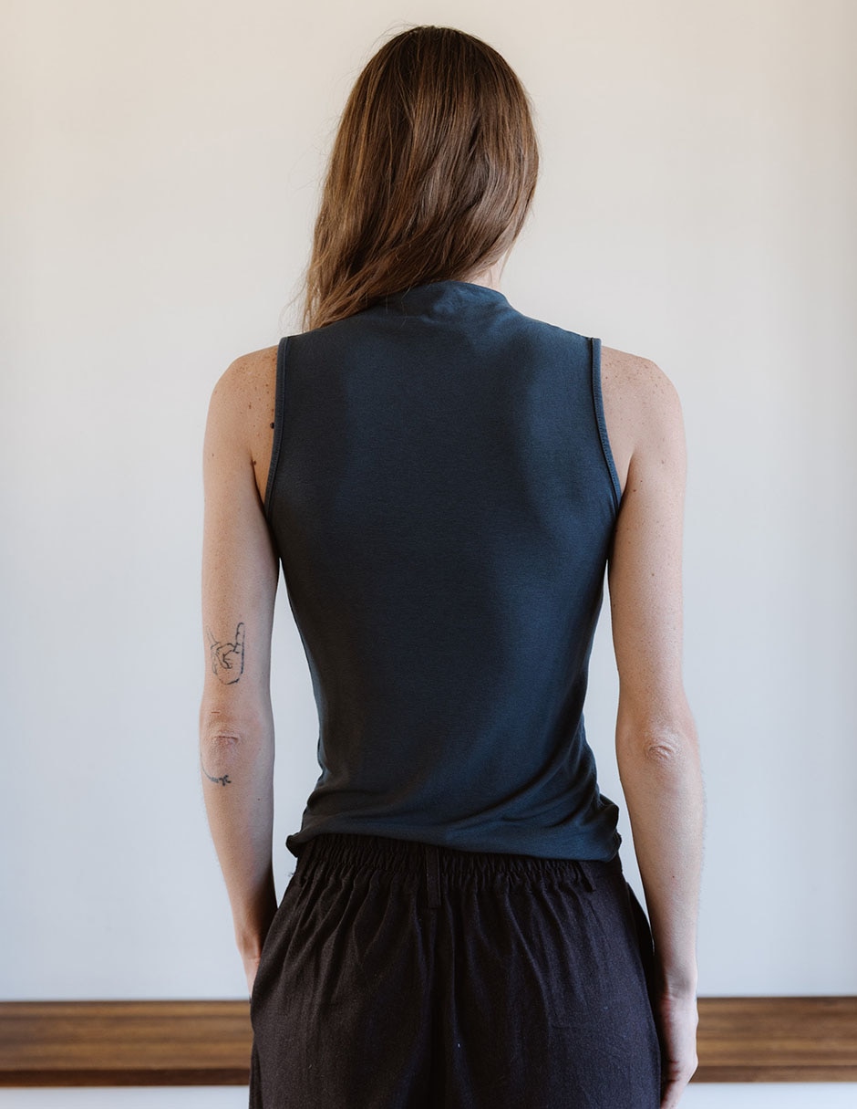 Playera cuello alto para mujer 11
