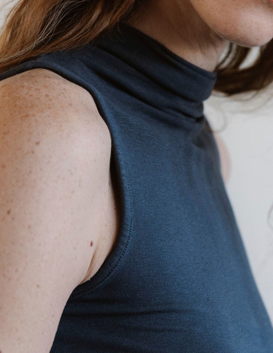 Playera cuello alto para mujer 12