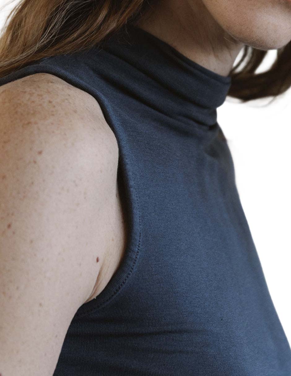 Playera cuello alto para mujer 13