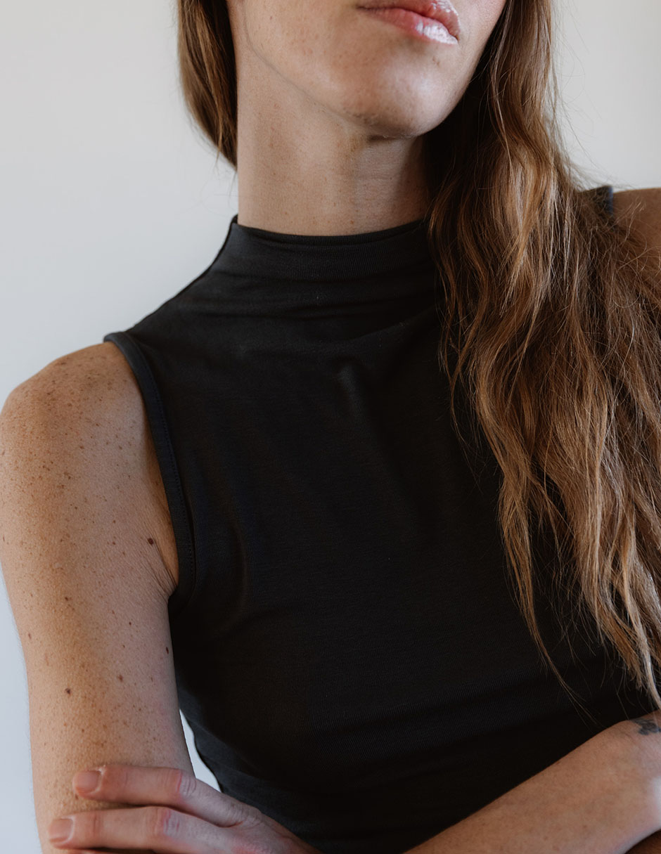 Playera cuello alto para mujer 15