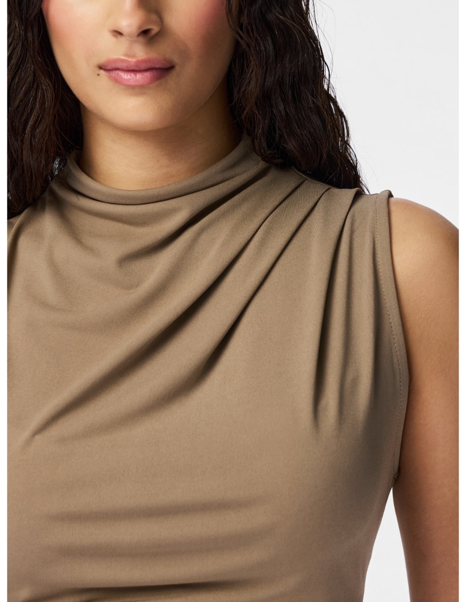 Playera Pieces cuello drapeado para mujer