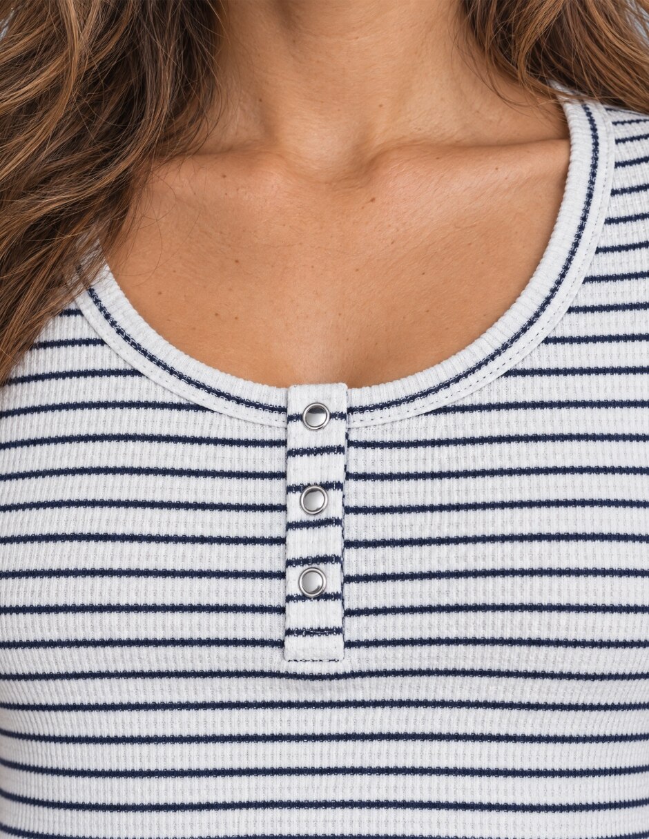 Playera manga cuello Henley para mujer 5